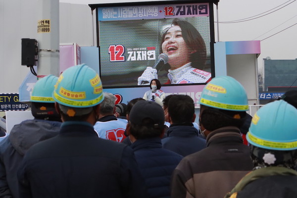 경기 건설현장에서 김재연 후보의 연설에 귀를 기울이는 노동자들