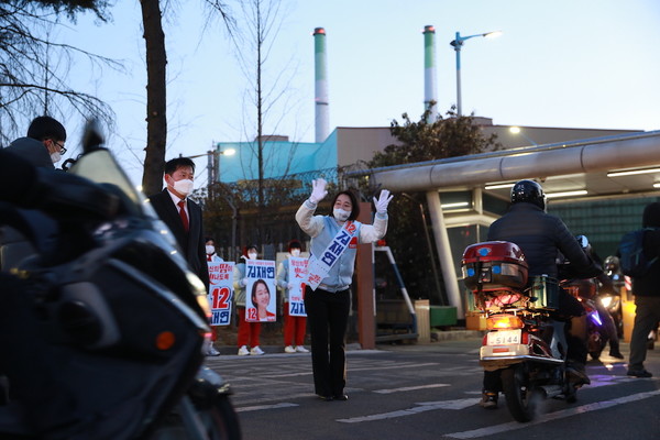 포스코 앞 출근하는 노동자에게 인사하는 김재연 후보