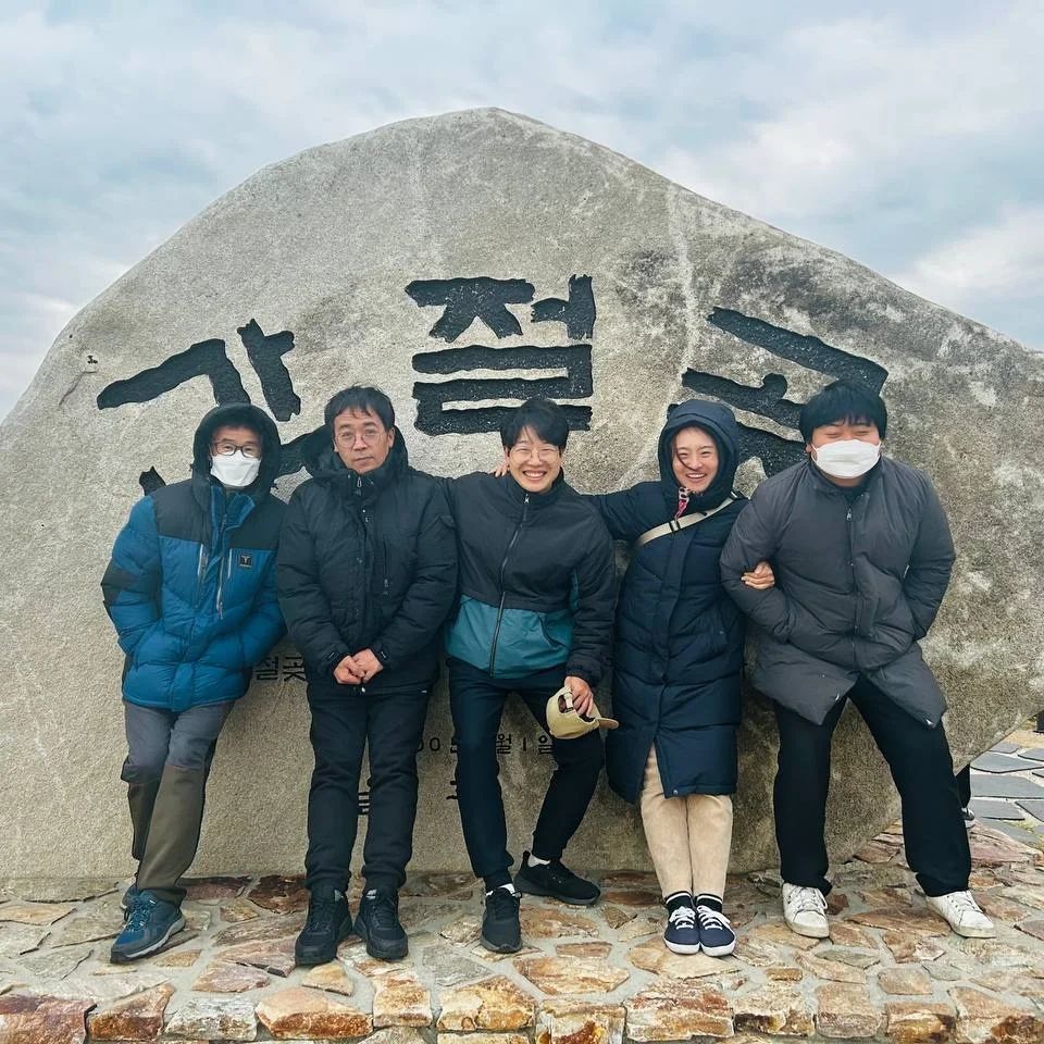 왼쪽부터 박명호, 윤충석, 김종현, 주미, 김한 당원