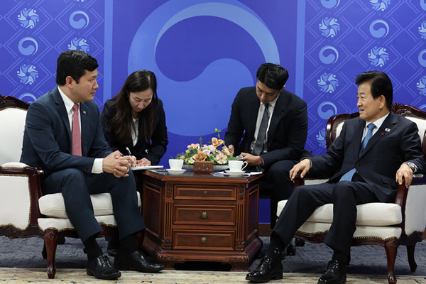 케빈 김 주한미대사대리(왼쪽)와 정동영 통일부 장관 ⓒ 통일부